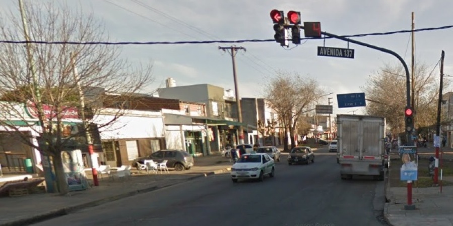 Vecinos reclaman que en el semáforo de 137 y 66 hay personas ebrias que se tiran arriba de los autos para pedir plata