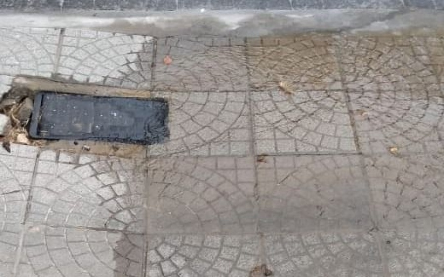 Vecinos de 67 entre 119 y bulevar 84 denuncian una constante filtración de agua en la vereda