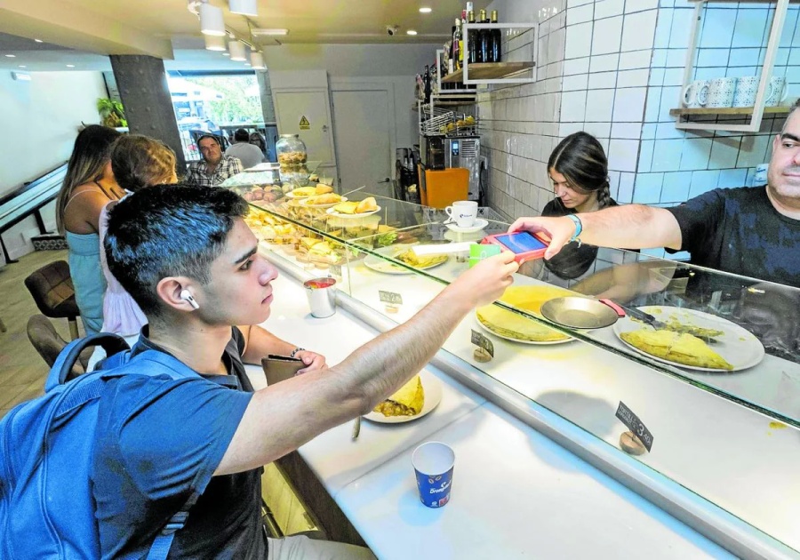 Entró en vigencia la norma para que los comercios cobren sin que el cliente pierda de vista su tarjeta de crédito