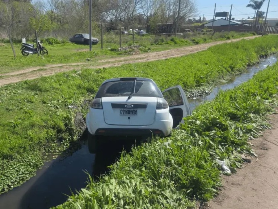 Un agente de la Policía Bonaerense chocó y terminó con su auto dentro de una zanja en La Plata