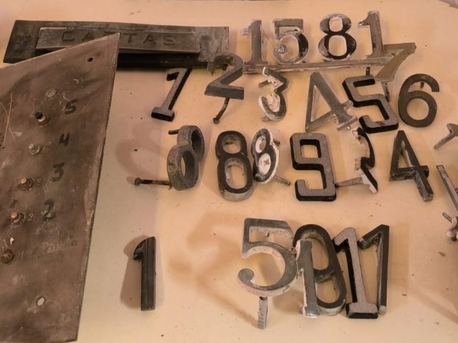 Detienen a tres hombres que robaban la numeración de los domicilios