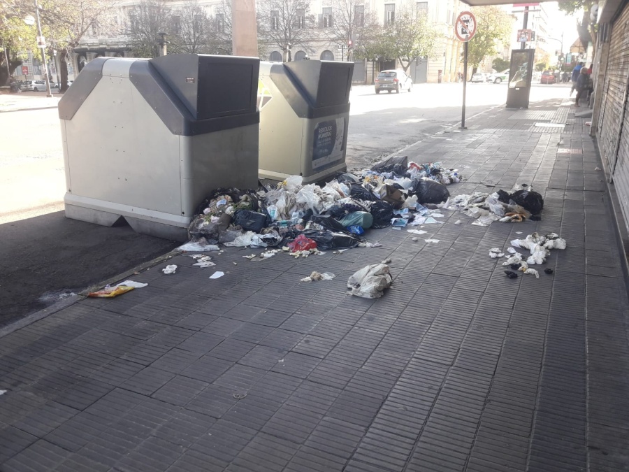 Frente a plaza San Martin se quejan por la acumulación de basura en la vereda