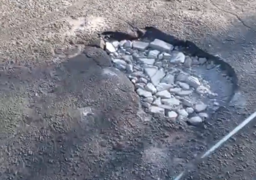 En 18 y 71, los vecinos se quejan por un pozo en el medio de la calle