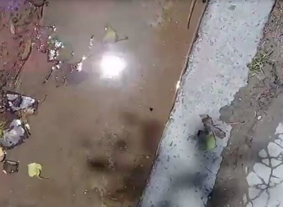 Vecinos de Villa Elvira reclaman por una pérdida de agua tras la rotura de un caño maestro