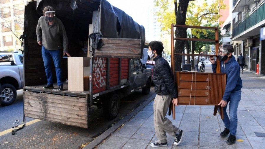 Un viaje por un café: es camionero y traslada gratis a los jóvenes que vienen a estudiar a La Plata