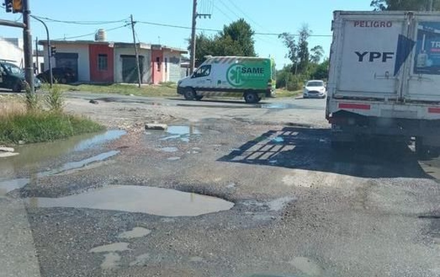 Vecinos denuncian la presencia de grandes pozos en la esquina de 155 y 60