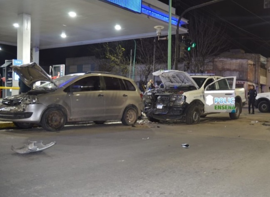 Múltiple choque en Ensenada: Un patrullero fue embestido y dejó como saldo tres personas heridas