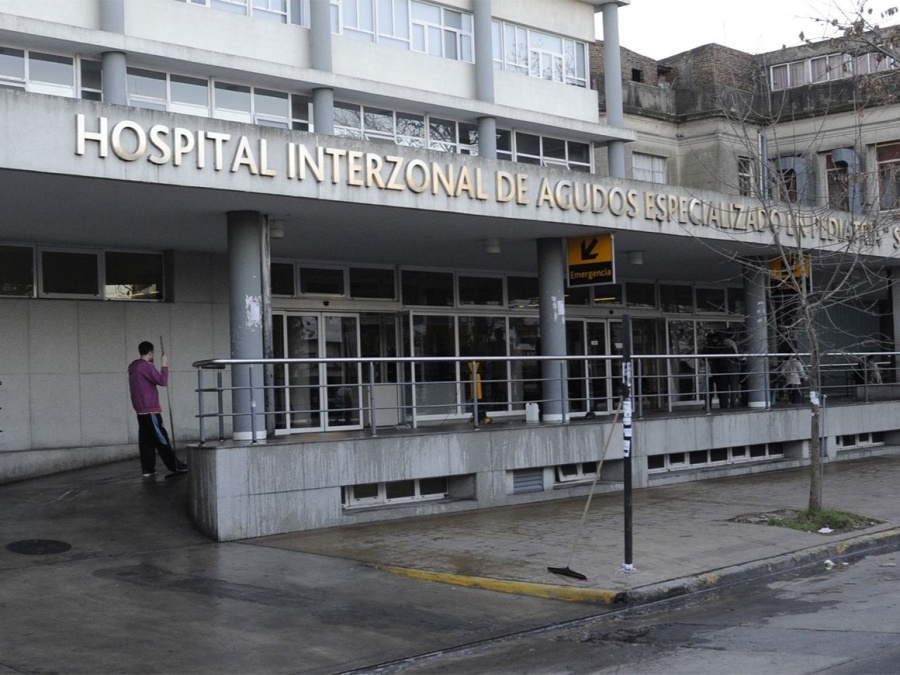 Una nena de 2 años manipuló el arma de su padre y se disparó en el pecho: fue trasladada al Hospital de Niños de La Plata