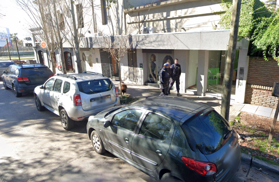 Reventaron la vidriera de una peluquería en City Bell y se llevaron $85.000