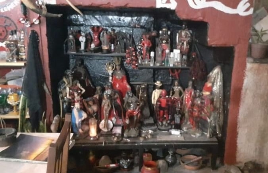 Cruces, símbolos y estatuas de San La Muerte: el santuario Umbanda que tenía el barra de Gimnasia en su casa de Tolosa