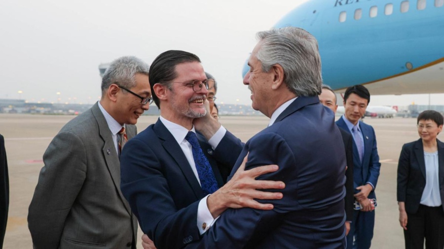 Tras arribar a China, Alberto Fernández se reunió con directivos de una empresa fabricante de baterías de litio