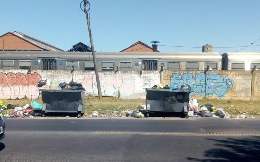 Vecinos de la zona de 137 y 52 denuncian la acumulación de residuos en ”contenedores desbordados”