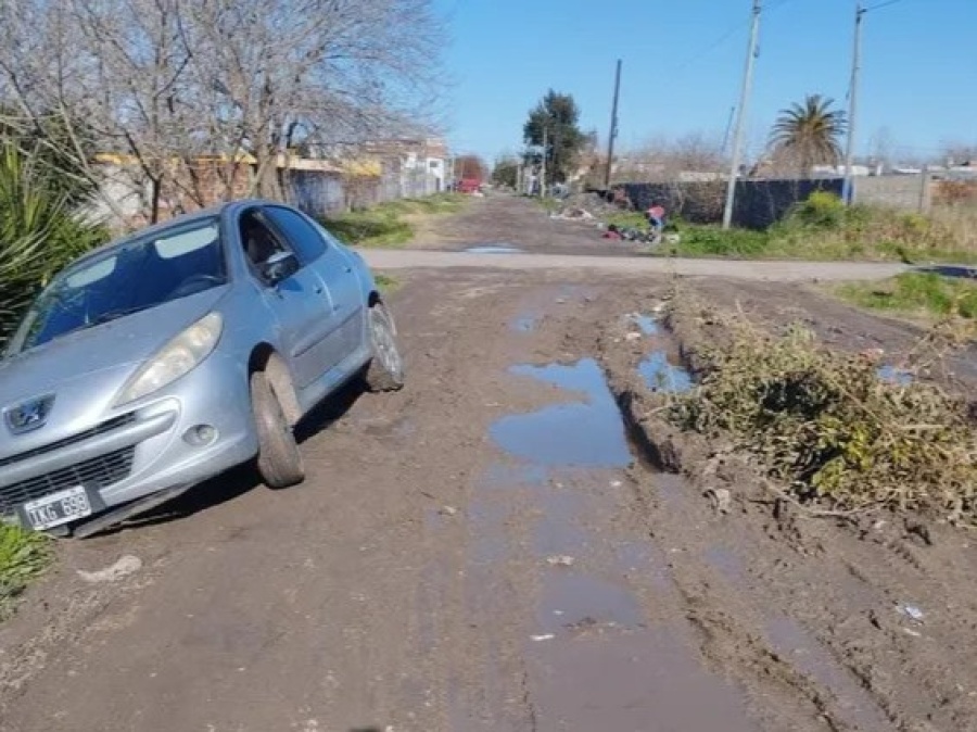 “No entra ni una ambulancia”: Reclaman por el abandono de la calle 167 y 52 en Los Hornos