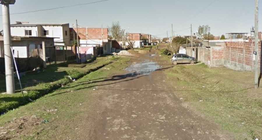 Vecinos de la zona de 70 y 145 reclaman por la colocación de postes de luz