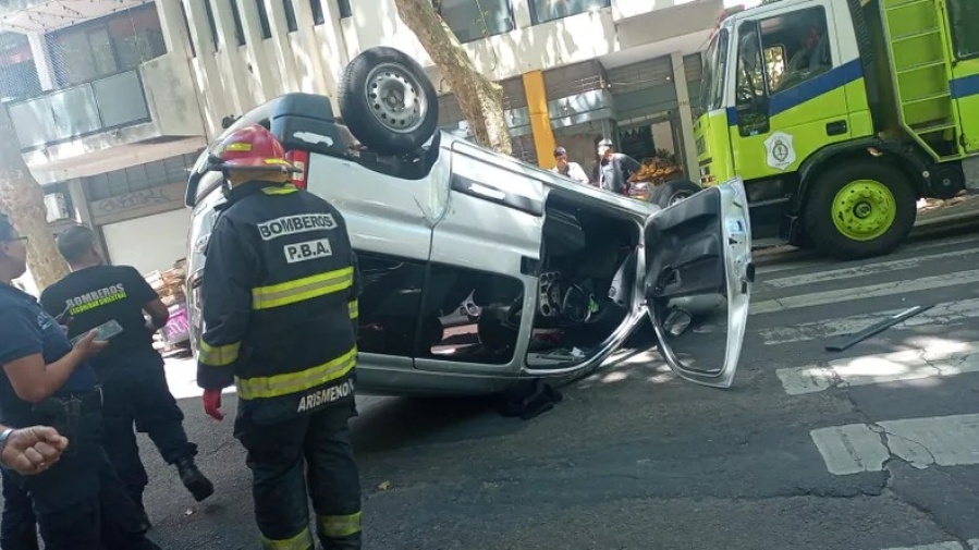 Tremendo choque en La Plata terminó con un vehículo destruido y otro dado vuelta