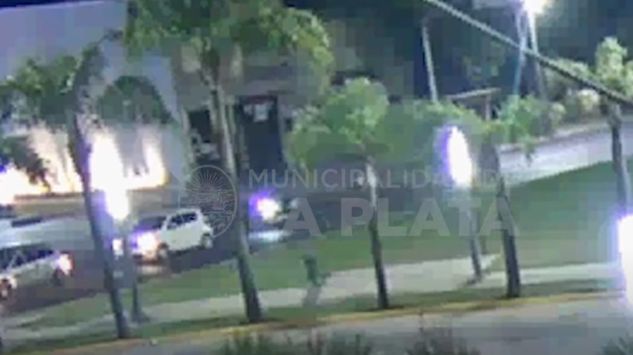 Un motociclista embistió a un auto parado en 7 y 32 y debió ser trasladado al hospital