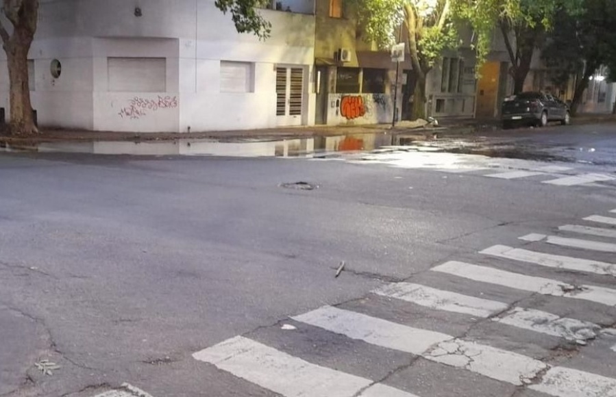 Apareció una laguna en 9 y 56 y los vecinos denuncian poca presión de agua