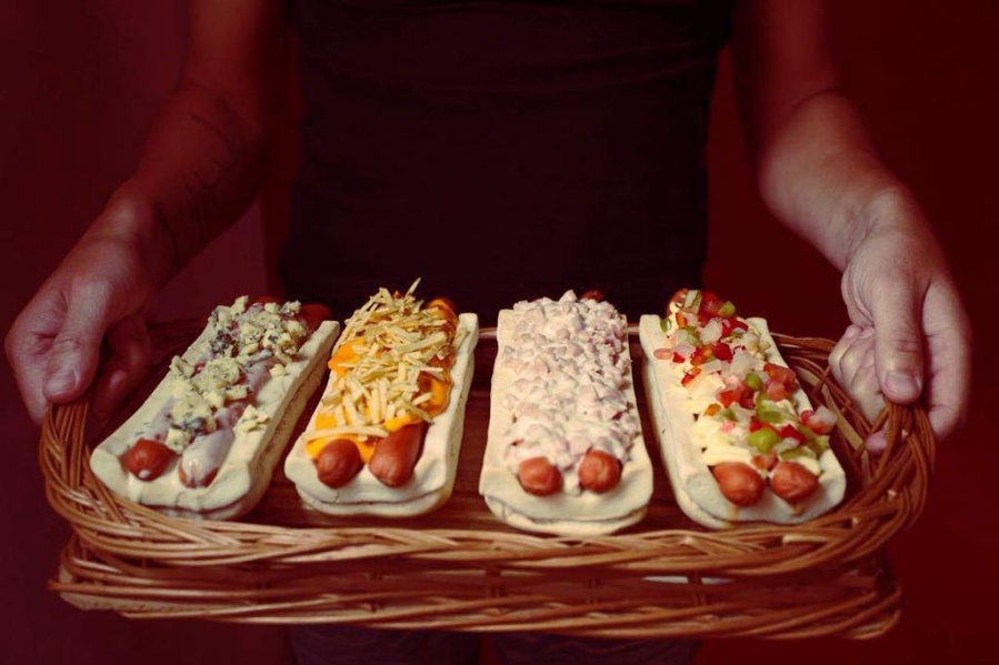 Inventó el pancho doble y el pan con canaleta y es furor: ”Quería un pancho, pero quería que le pongan dos salchichas”