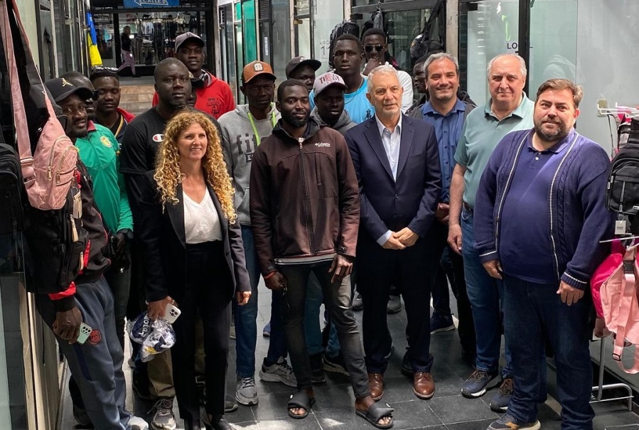 Se completó el traslado de los manteros del centro a los paseos de compras y Alak recorrió la Galería Malvinas