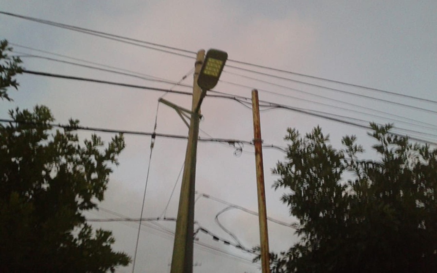 Vecinos de 30 y 60 reclaman que una luminaria no anda “hace mucho tiempo”
