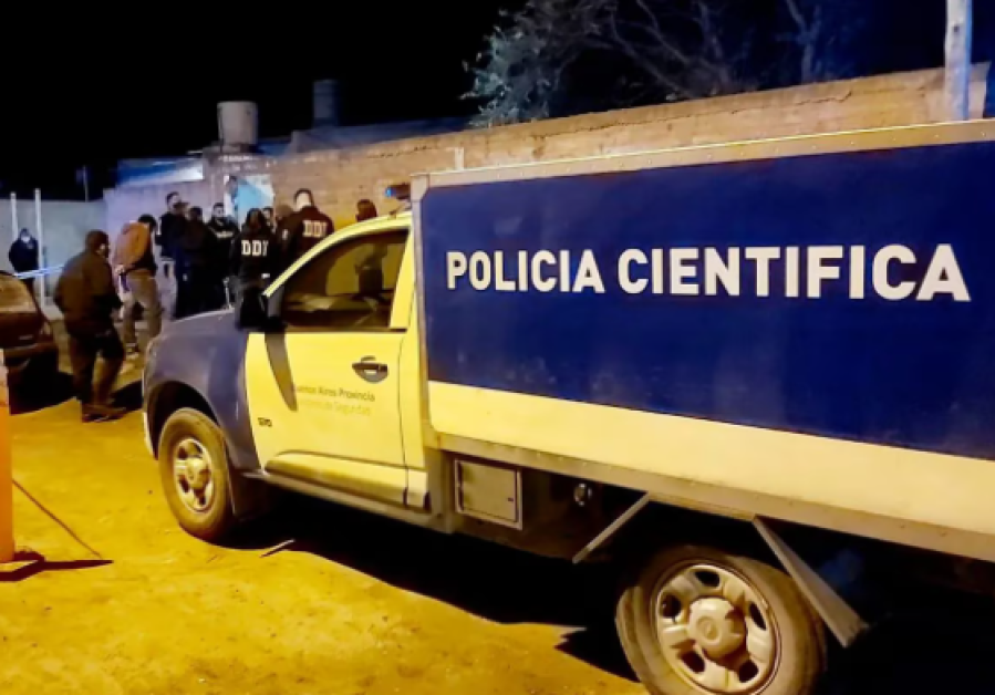 Un hombre le robó el arma a su pareja policía, la mató, hirió a uno de sus hijos y se suicidó