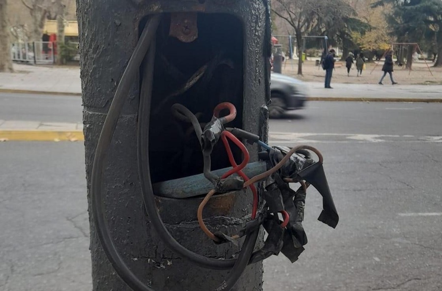 Vecinos se quejan por los cables expuestos en pleno centro de La Plata