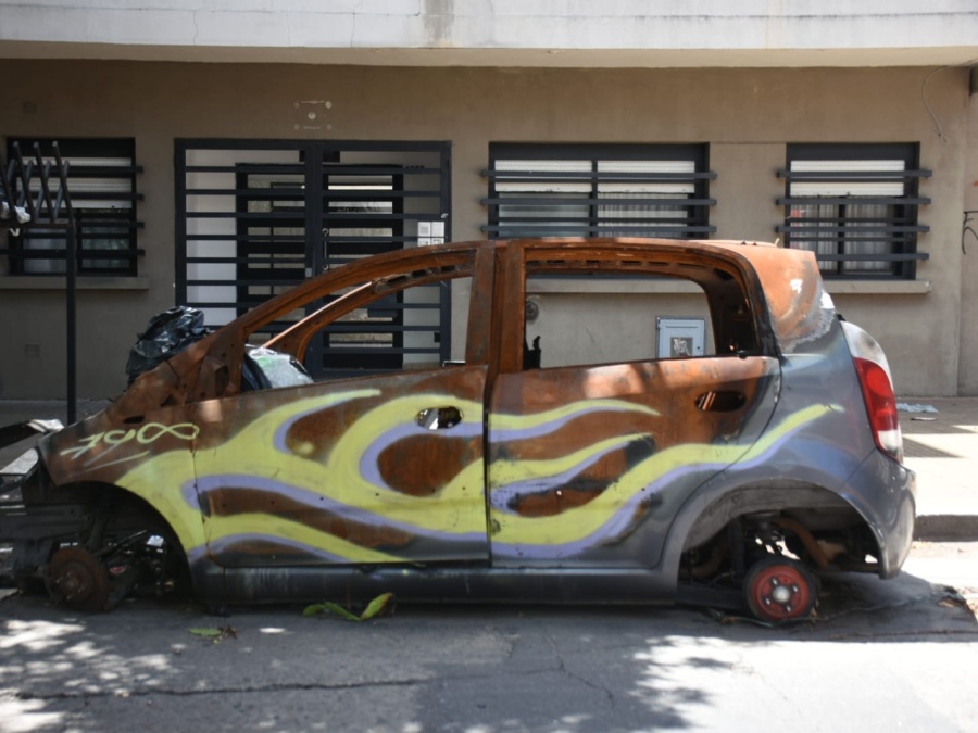 Autos abandonados y quemados en La Plata: vecinos reclaman una acción urgente