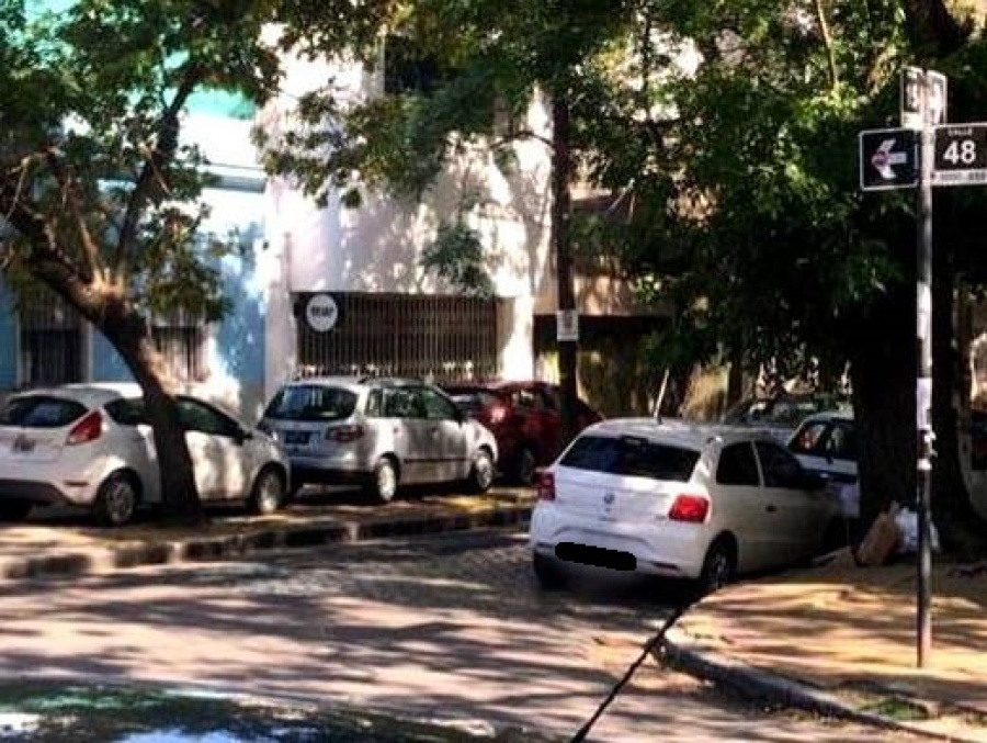 Estacionar arriba de la vereda, la modalidad ”furor” que enoja a los vecinos del centro platense: ”Es el mundo del revés”