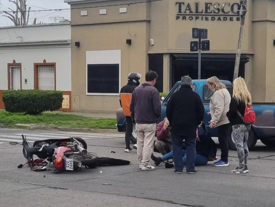 Una mujer herida tras caer de su moto en Ringuelet