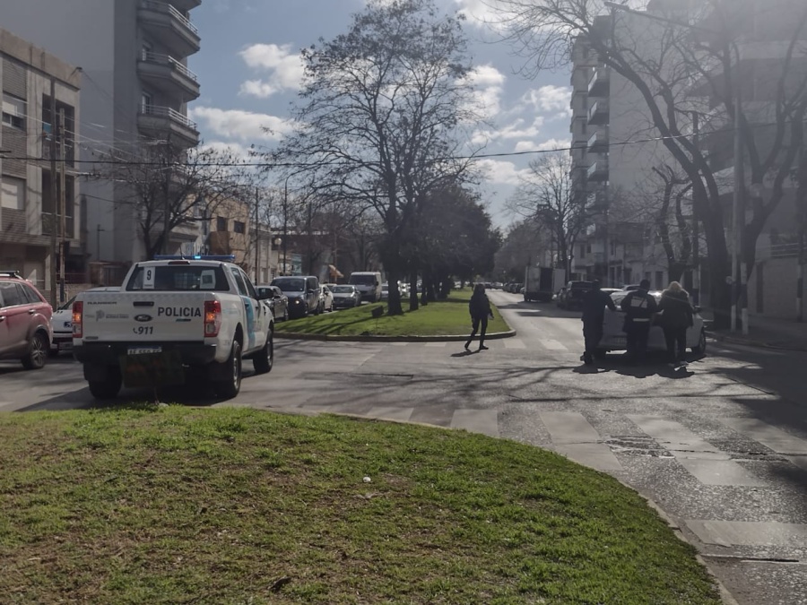 Choque entre dos autos en pleno centro