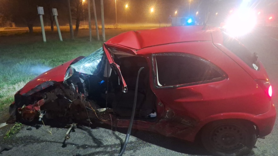 Tragedia vial en Camino Centenario: Un policía murió al estrellarse con su auto contra un poste