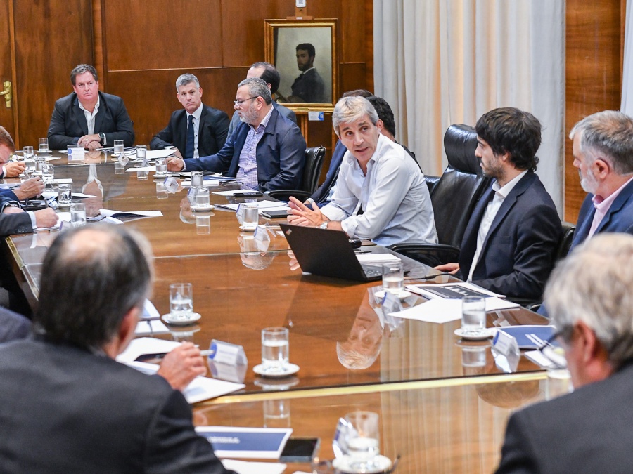 Caputo se reunió con representantes de supermercados para evitar la escalada de precios