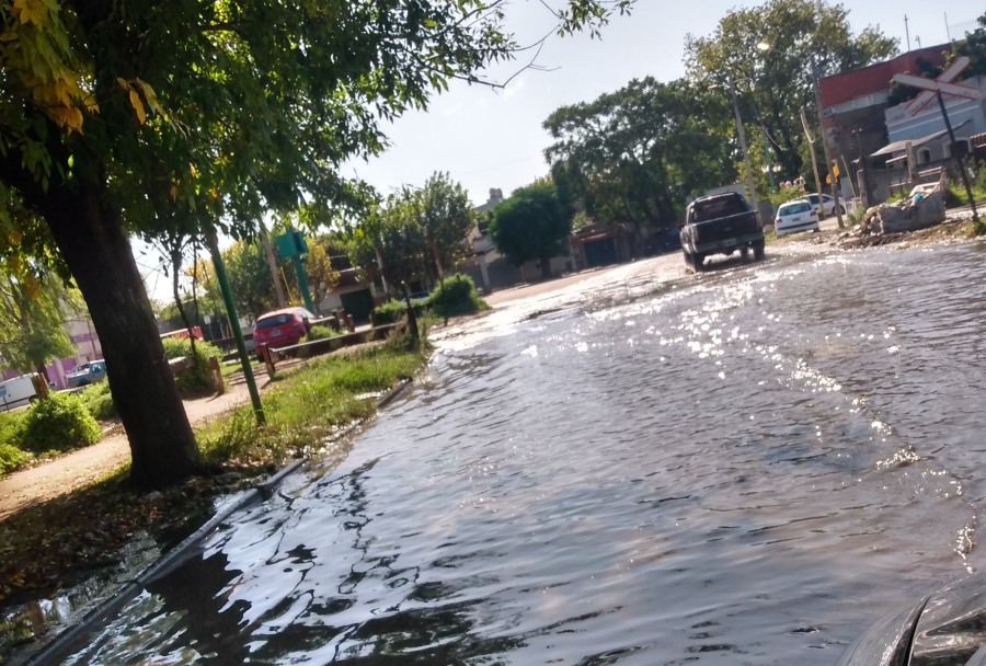 Vecinos se quejaron de la acumulación de agua en una zona de Barrio Hipódromo