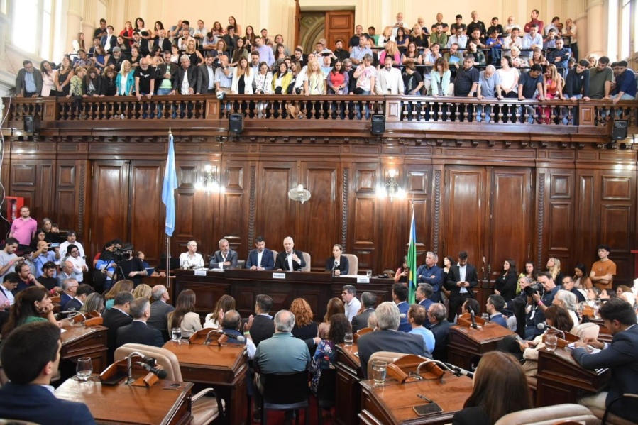 Las perlitas del discurso de Alak: cero cánticos, aplausos radicales y el reencuentro de dos viejos espadachines del Concejo