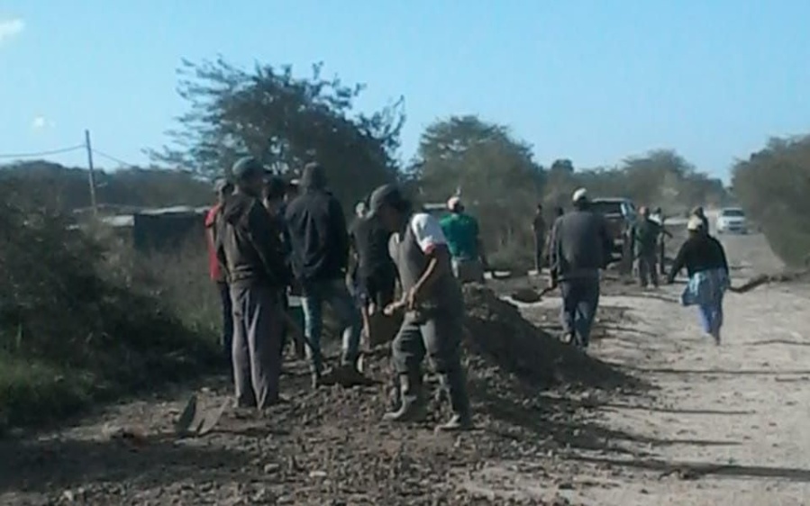 Vecinos de Olmos arreglaron ellos mismos la calle ante la falta de presencia municipal