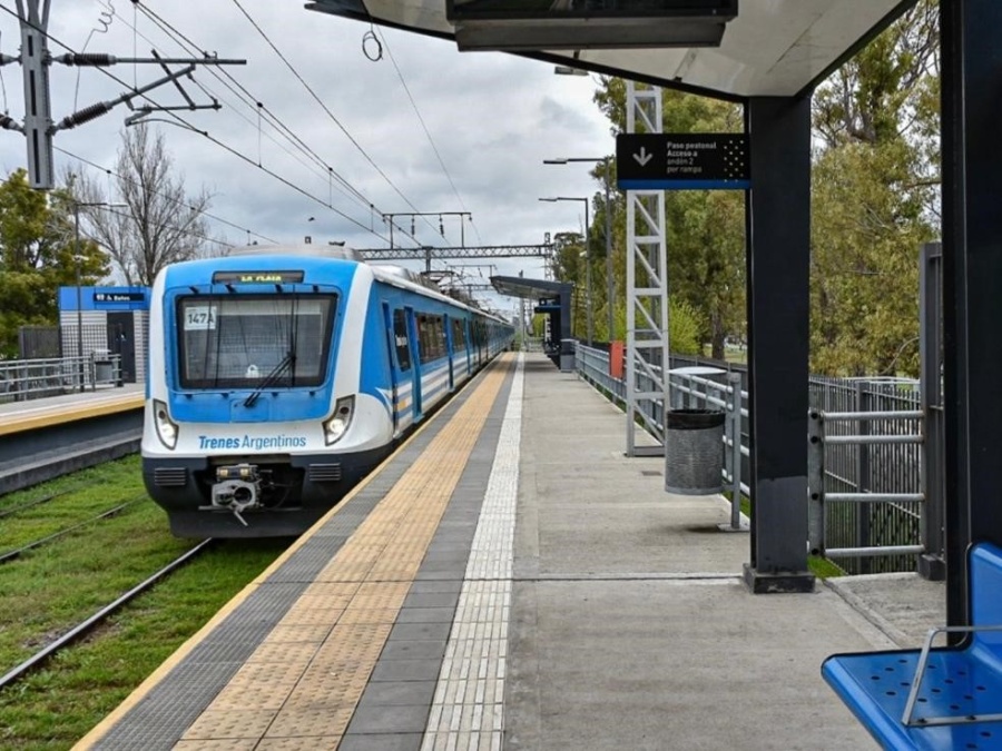 Un hombre fue encontrado descansando junto a las vías del tren en una localidad de La Plata
