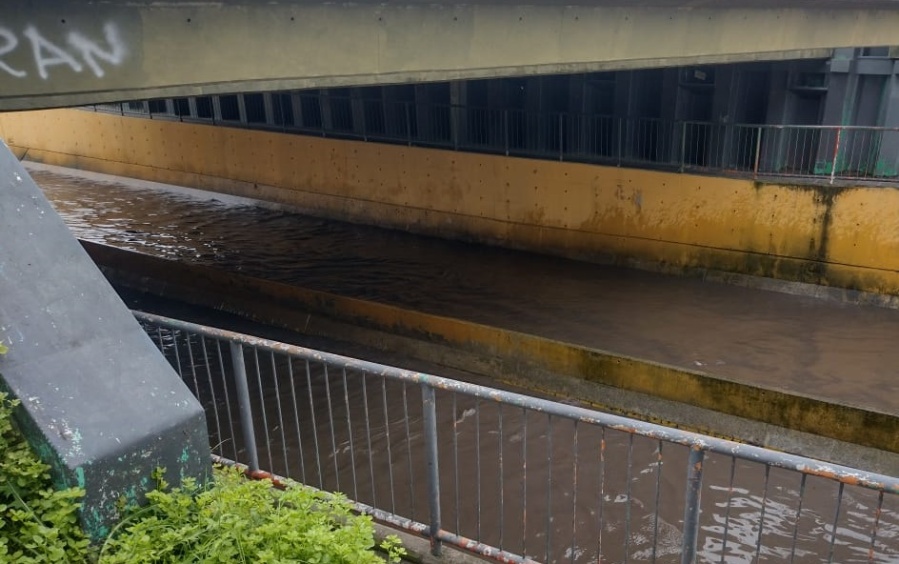 Vecinos alertaron por la gran cantidad de agua acumulada en la zona del puente de la estación de Ringuelet