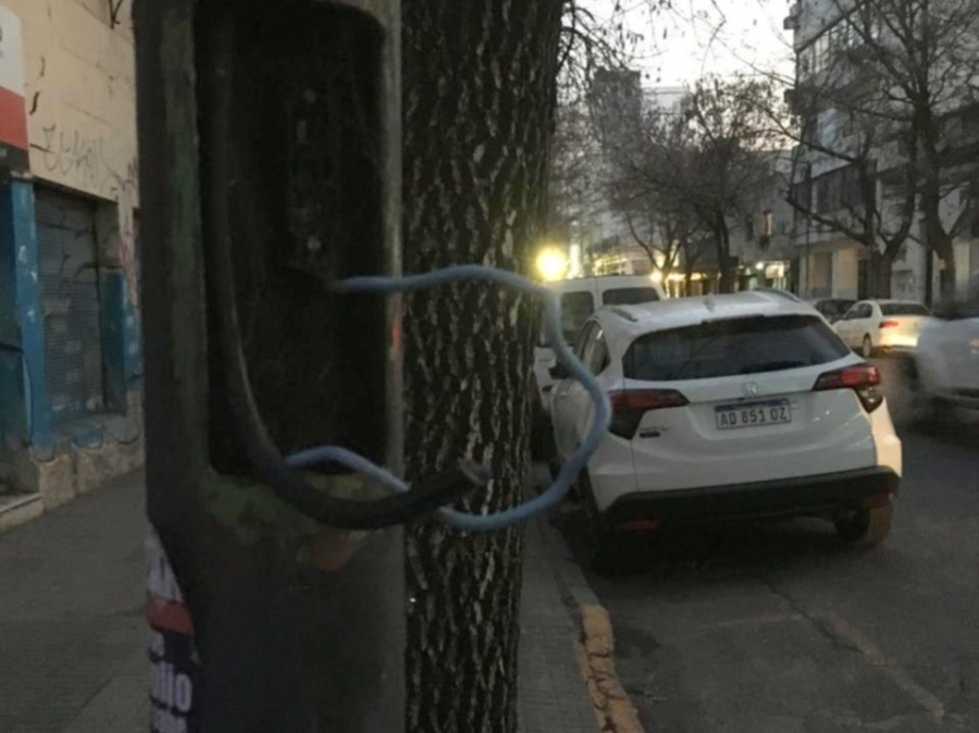 Reclaman por el estado de los postes de luz en el centro de La Plata: ”Es una boca de lobo y de noche nos sentimos inseguros”