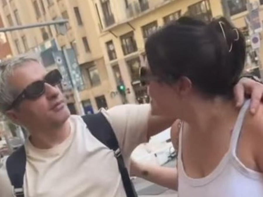 Ángel de Brito no puede ni caminar por los saludos mientras vacaciona por España