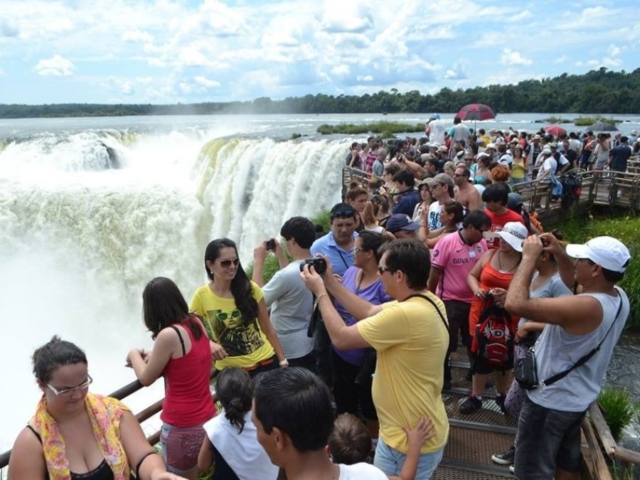 Casi un millón de turistas recorrieron el país y gastaron más de 70 mil millones de pesos durante el fin de semana largo