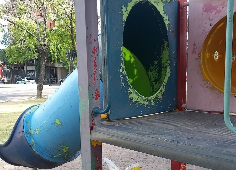 Vecinos se volvieron a quejar del estado de Plaza Azcuénaga: ”Está detonada”