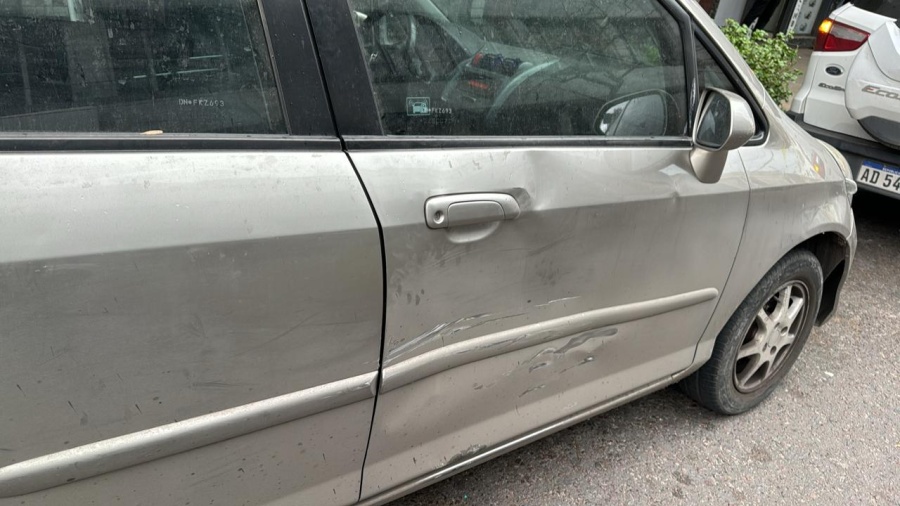 Salió del cordón en 7 y 50, chocó a un auto y se dio a la fuga con el paragolpes colgando