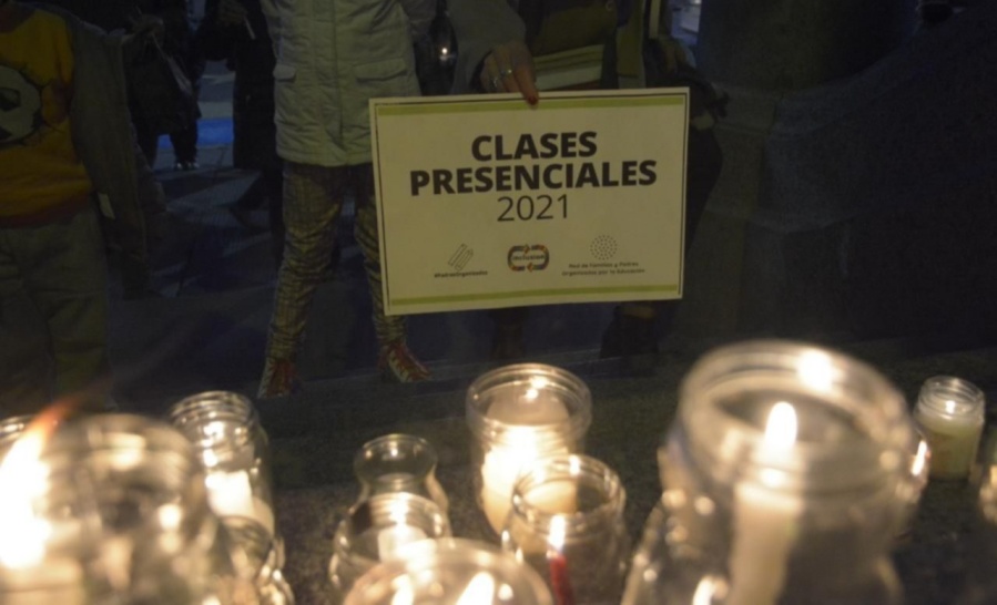 Padres y madres se movilizan para pedir la vuelta a las clases presenciales en La Plata