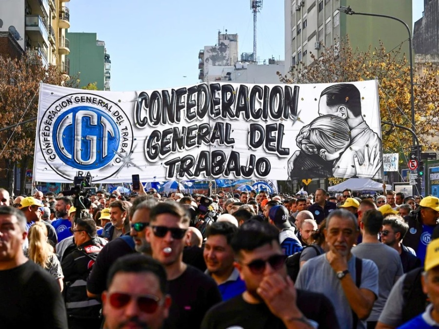 La Justicia aceptó un reclamo de la CGT y suspendió el decreto de Milei que limita el derecho de huelga