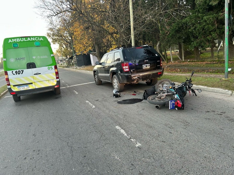 Hospitalizaron a un motociclista de 31 años tras impactar contra una camioneta estacionada en 31 y 520