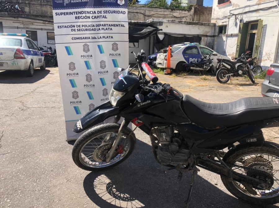 Circulaban en una moto con la numeración adulterada y quedaron detenidos en La Plata