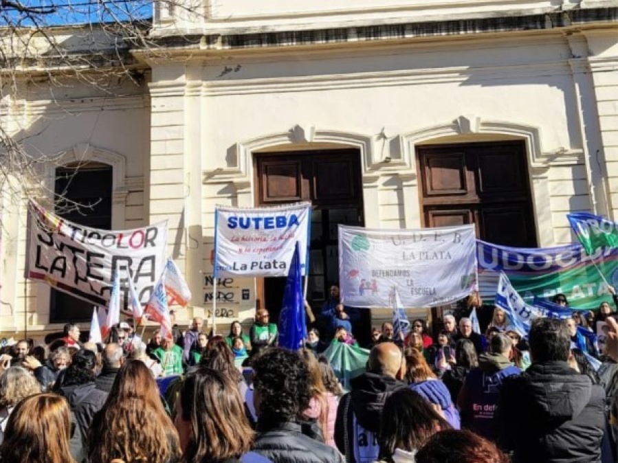 Tras el aumento de violencia en las escuelas, docentes realizaron un paro y movilización en La Plata