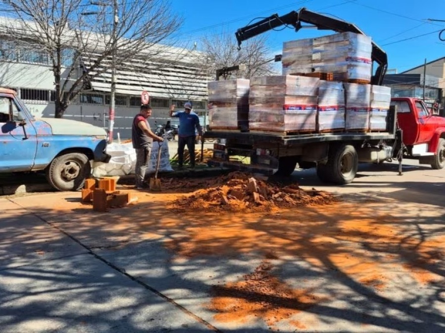 Un camión perdió carga de ladrillos y provocó demoras en el tránsito de La Plata
