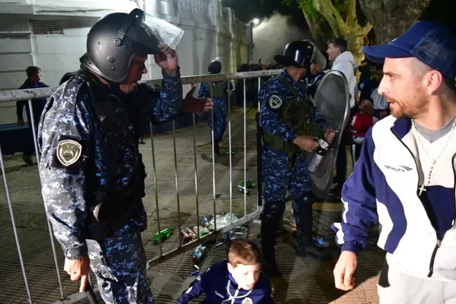 Policías dejaron trascender un formulario de renuncia para dejar de trabajar en los estadios de fútbol