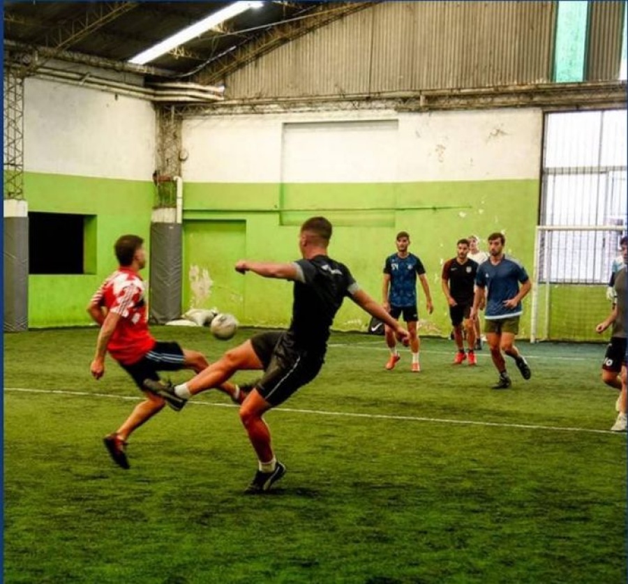 Lo llamó la novia mientras jugaba un fútbol 5, pararon el partido y el planteo fue insólito: “Amor te llamo para…”